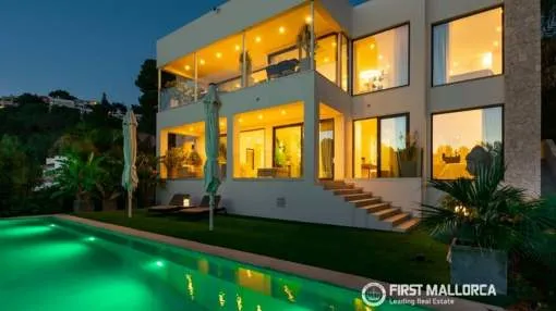 Moderne Villa mit Meerblick, Pool und zeitgemäßer Ausstattung