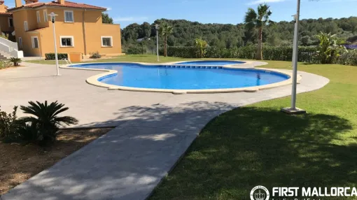 Großzügige Doppelhaushälfte mit Privatem Garten, Pool und Tennisplatz in Cala Vinyes