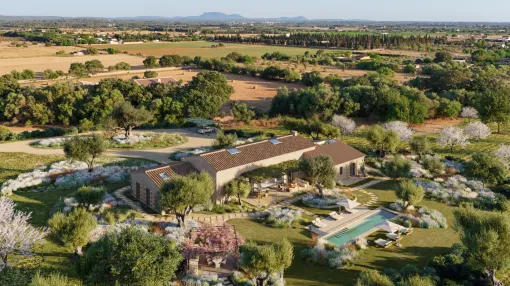 Eine neue Luxusresidenz in Binissalem, inmitten von Weinbergen gelegen und mit Blick auf das Tramuntana-Gebirge