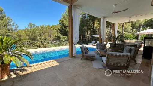 Spektakuläre Luxusvilla mit 5 Schlafzimmern mit maximaler Privatsphäre, privatem Pool und großer Außenterrasse.