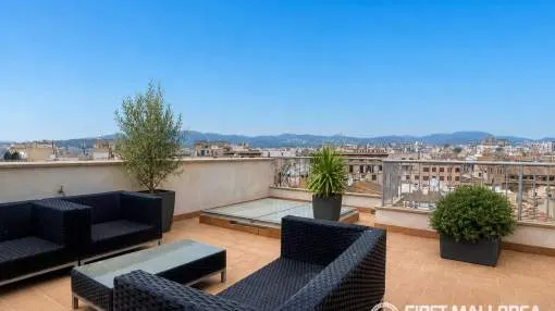 Modernes Duplex-Penthouse mit privater Dachterrasse zur Miete in Palmas Altstadt