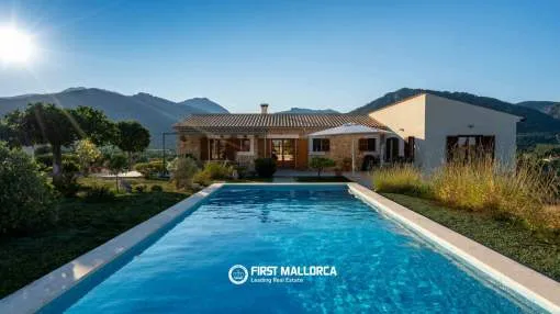 Finca auf privatem Hügel mit Panoramablick bei Moscari