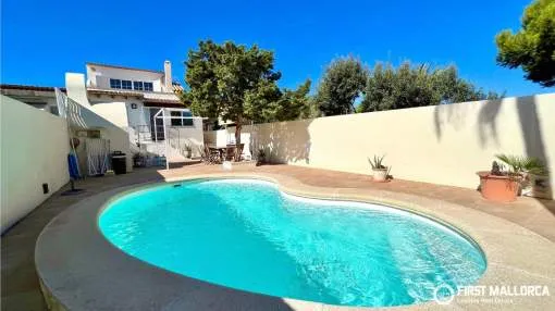 Doppelhaushälfte mit Pool, Stellplatz und nur wenige Gehminuten vom Strand von Cala Llombards entfernt
