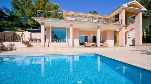 Ausgezeichnete Villa in Bendinat mit Blick auf die Bucht von Palma