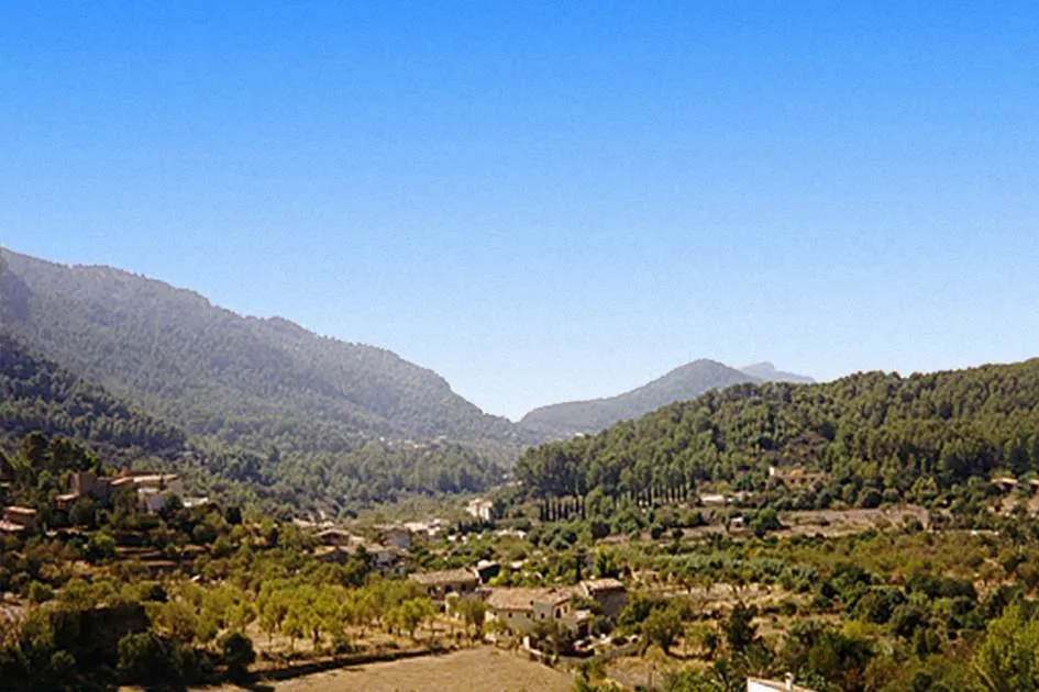 Grundstück mit zwei Gebäuden zum Renovieren nahe