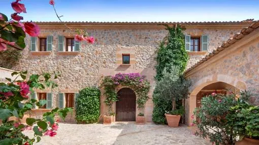 Exklusives Anwesen im traditionellen Finca-Stil mit Lizenz zur Ferienvermietung Exklusives Anwesen im traditionellen Finca-Stil mit Lizenz zur Ferienvermietung