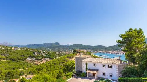 Moderne mediterrane Villa mit sensationellem Hafenblick Moderne mediterrane Villa mit sensationellem Hafenblick