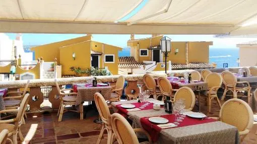 Gut gelegenes Restaurant mit großer Meerblick-Terrasse