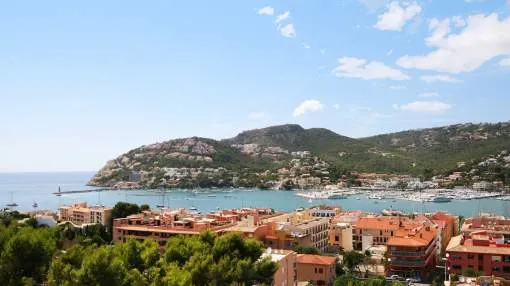 Minimalistische Stadtvilla mit sensationellem Meer- und Hafenblick Minimalistische Stadtvilla mit sensationellem Meer- und Hafenblick