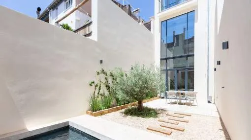 Elegantes neues Stadthaus mit Dachterrasse und Garagenplatz