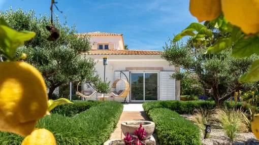 Traumhafte Villa mit Pool und angrenzendes Baugrundstück mit mediterranen Garten