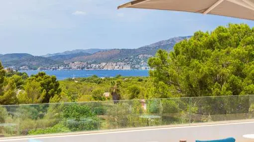 Moderne Meerblickvilla mit separatem Gästebereich