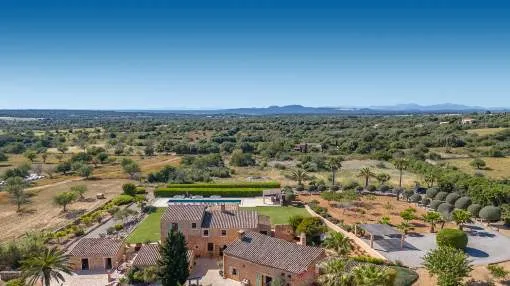 Exklusive Natursteinfinca mit Vermietungslizenz und Meerblick bis Cabrera in Bestlage von Santanyí