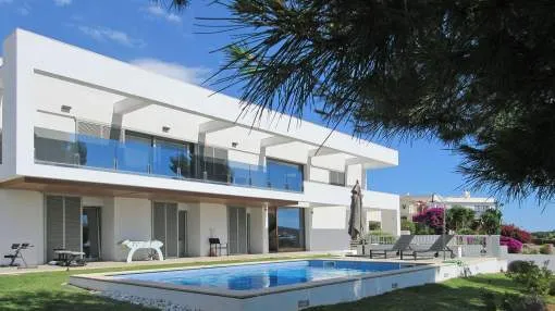 Villa moderner Architektur mit weitem Panorama-Meerblick