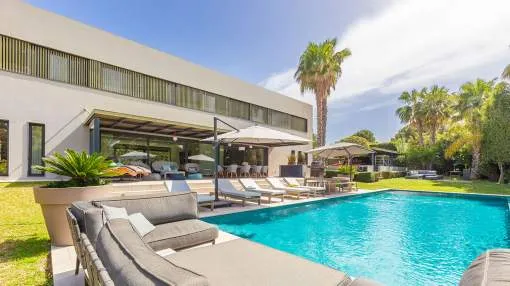 Moderne Villa mit Meerblick in zentraler Lage