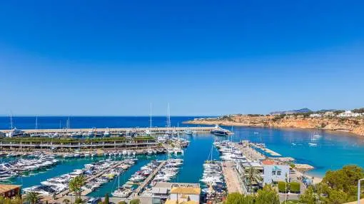 Lichtes Penthaus mit fantastischer Aussicht bei Port Adriano