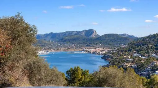 La Mola: Mediterrane Villa mit wunderschönem Hafen- und Meerblick