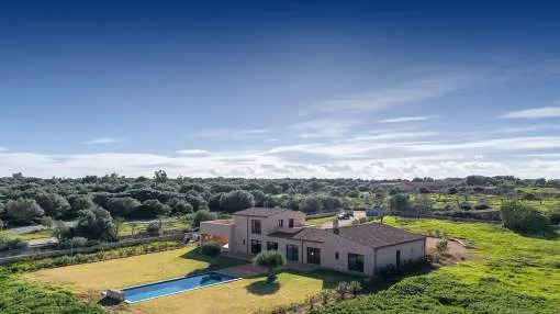 Moderne Natursteinfinca mit Pool und Panoramablick