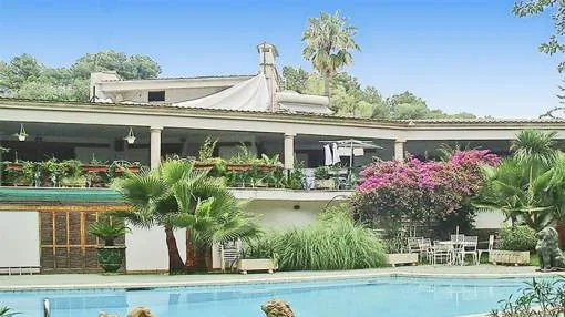 Großzügige Villa mit Swimmingpool in Luxusurbanisation