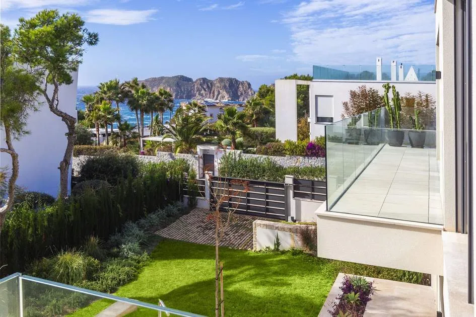 Designer-Villa mit Meerblick zum Erstbezug