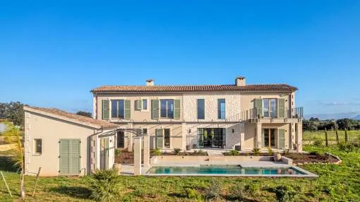 Moderne Neubaufinca mit Weinfeld und Panoramablick in