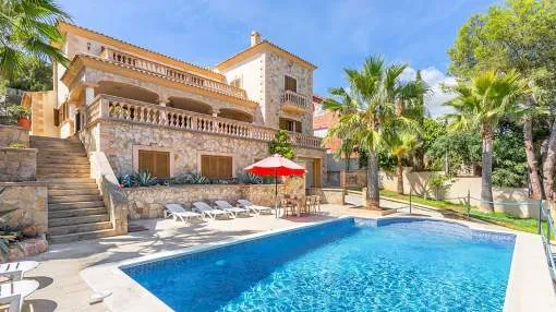 Bezaubernde mediterrane Villa mit Swimmingpool in Strandnähe vor den Toren s