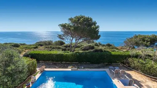Traumvilla mit Pool in erster Meereslinie in