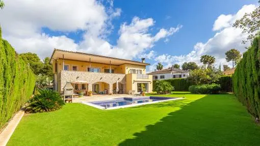 Medditerane Villa mit viel Potenzial in ruhiger Lage