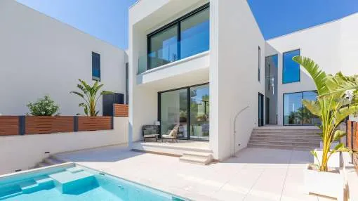 Moderne Luxusvilla mit Pool und Panoramablick zum Erstbezug