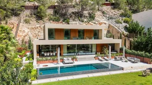 Zeitlose Designervilla mit luxuriöser Ausstattung und Privatsphäre