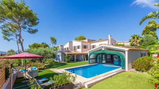 Luxuriöse Familienvilla in ruhiger residenter Wohnlage Luxuriöse Familienvilla in ruhiger residenter Wohnlage