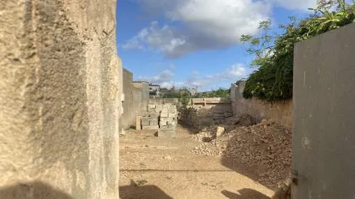 Urbanes Baugrundstück mit Projekt für ein Mehrfamilienhaus mit 2 Wohneinheiten und Garage