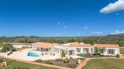 Architektonische Design-Finca mit Pool, Privatsphäre und idyllische Ruhe